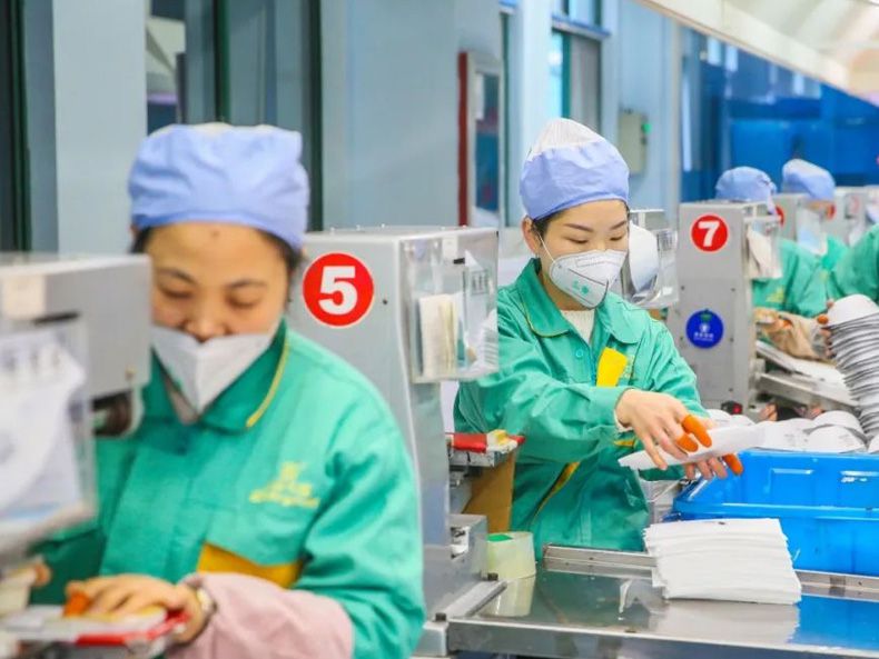 助力揚(yáng)州抗役上海大勝公司捐贈(zèng)25萬只防疫口罩3