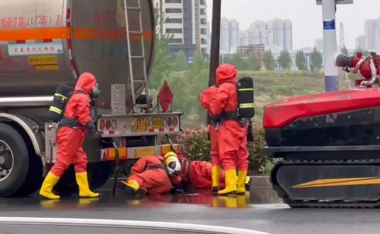 33噸危化品槽罐車突發泄漏