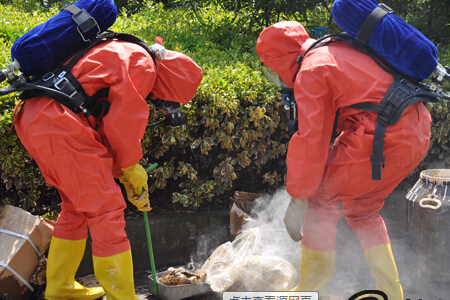 穿防化服處理化學(xué)品泄漏事故