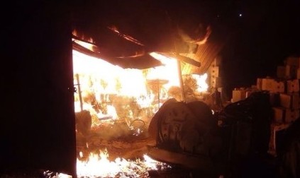 大火吞噬的木屋房