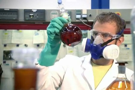 戴防毒面具進行實驗室研究