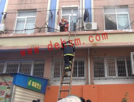 搭升降梯對二樓小孩進行救援