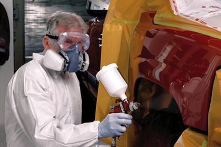 佩戴噴漆防毒面具對汽車進行噴漆預處理