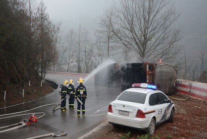 酒精槽罐車泄露救援現(xiàn)場圖片1