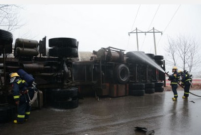 酒精槽罐車泄露救援現(xiàn)場圖片2