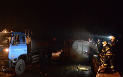 酒精槽罐車泄露救援現(xiàn)場圖片3