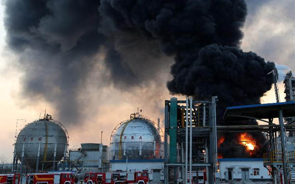 赤峰化工廠儲罐區(qū)發(fā)生火災(zāi)外圍現(xiàn)場圖