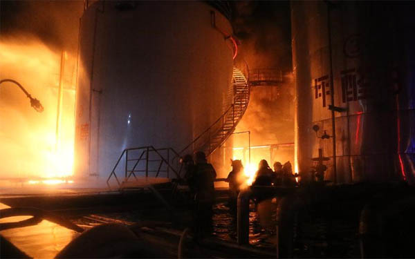 在發(fā)生火災(zāi)的儲罐區(qū),消防救援人員正在全力撲滅大火