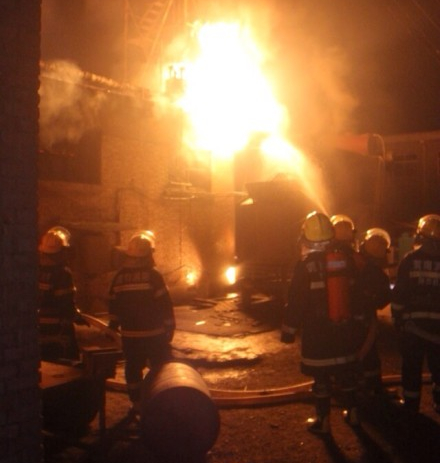 涂料廠突發大火消防官兵被消防空氣呼吸器滅火現場