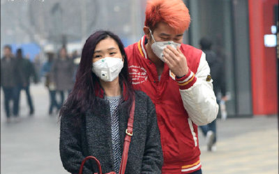 一對情侶戴著3M防塵口罩在抵抗北京霧霾