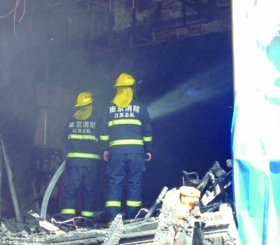 南京消防隊(duì)正在現(xiàn)場(chǎng)滅火