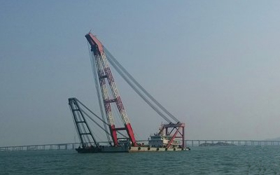 兩艘工程船對事故船進行定位