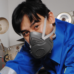 戴防塵口罩保養機械設備