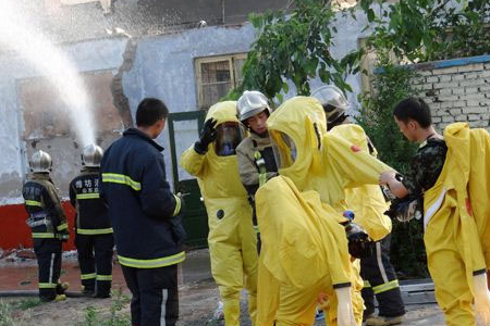 穿全封閉防化服搶險救援