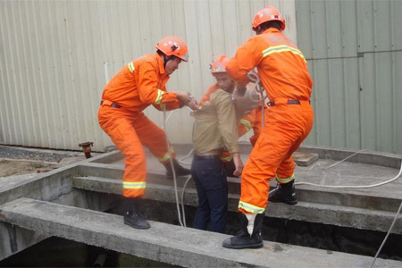 消防員正在現場搶救硫化氫中毒工人