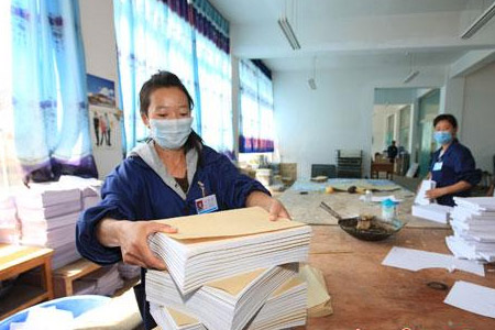 印刷廠工人戴防毒口罩作業