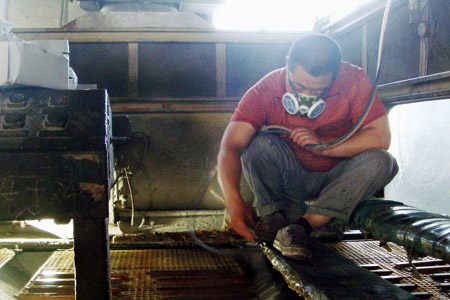 戴著防毒面具正在電焊的工人