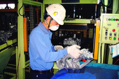 戴防塵口罩正在對珠寶進行打磨加工處理