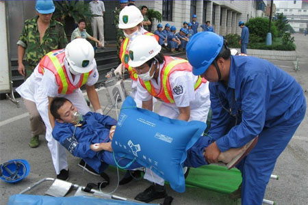 發生職業中毒，120醫護人員急救現場圖片