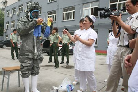 消防隊員現場教救護人員戴防毒面具