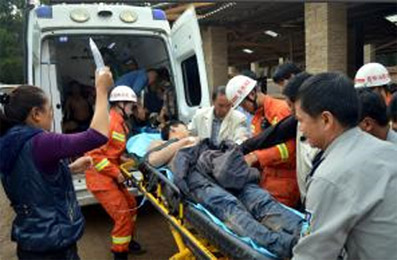 被從井下救起的工人，清淤工人井下暈倒