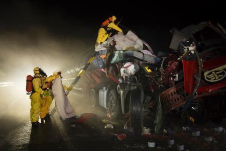 現(xiàn)場(chǎng)消防員穿防化服背空氣呼吸器參加氟氫酸泄露救援工作圖1