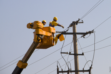 戶外戴絕緣手套進行高壓作業