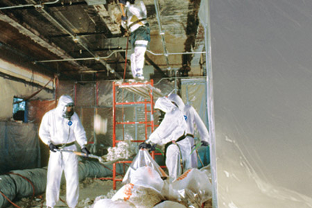 穿防護服進行石棉天花板拆卸工作