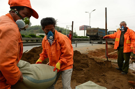 工作人員戴著防毒面具正在對(duì)泄漏四氯乙烷進(jìn)行處理