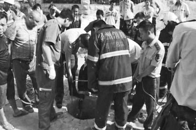 消防員將困在井下的兩人救出來