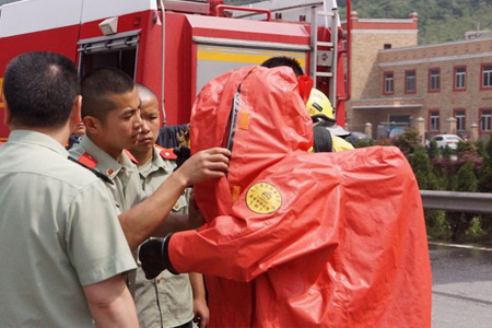 消防官兵正在穿戴全封閉防化服進行緊急救援