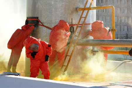 消防員穿全封閉防化服對泄露氣體進行堵截