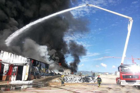 消防官兵對瀝青廠爆炸現場進行滅火搶救