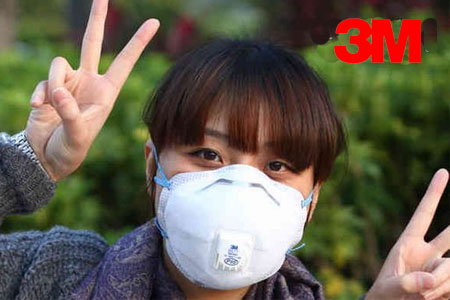 戴3M防毒口罩的女孩防汽車尾氣