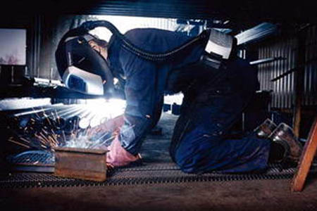 頭戴3M自動變光電焊面罩工作的焊接員工