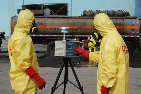 戴防二氧化硫防毒面具處理二氧化硫泄漏應急處理