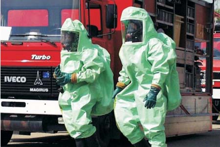 使用A級防化服進行化學品泄漏救援