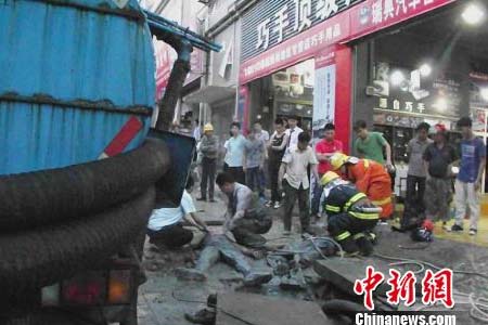 消防員正在對(duì)遇險(xiǎn)的化糞池作業(yè)人員進(jìn)行施工救援