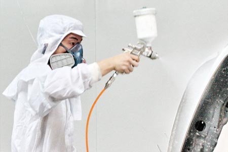 佩戴噴漆防毒面具等防護用品的作業人員