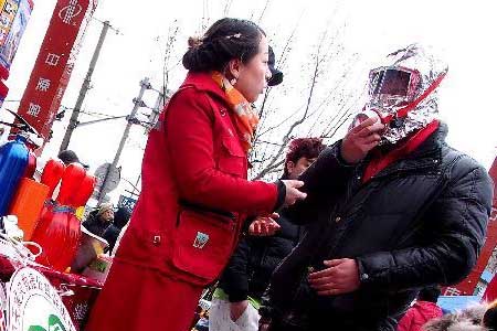 一對(duì)一的教大家學(xué)習(xí)逃生呼吸器佩戴方法