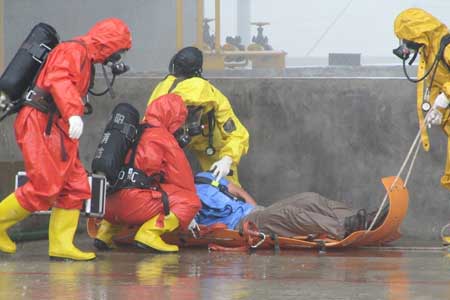消防員戴空氣呼吸器對(duì)現(xiàn)場(chǎng)人員進(jìn)行緊急救援