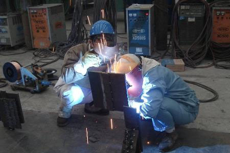 正在進行電焊作業(yè)的工人戴著焊接面屏