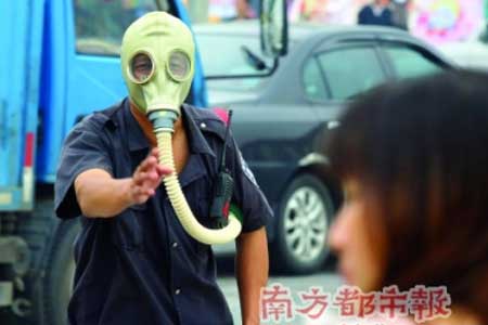 發生二氯乙烷泄漏，救援人員戴防毒面具對人群進行疏散