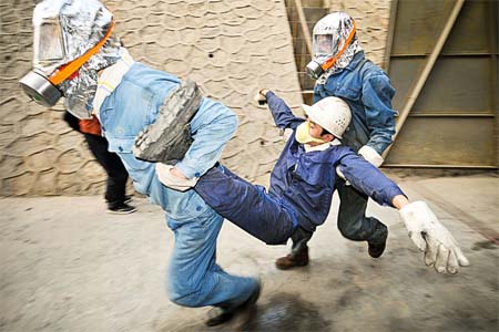 發(fā)生氯氣泄漏，戴防毒面具救中毒人員