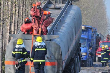 運輸甲醇槽罐車發生泄漏，消防員戴空氣呼吸器進行泄漏處理