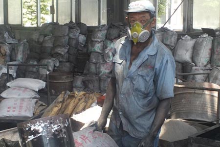 石棉作業只佩戴防毒面具作業的工人