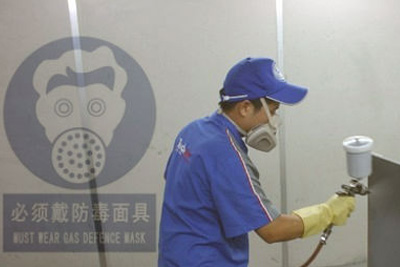噴油漆過程中戴防毒面具做好個人防護，預防甲醛、苯中毒