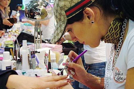 未戴任何防護(hù)用品的美甲師工作中