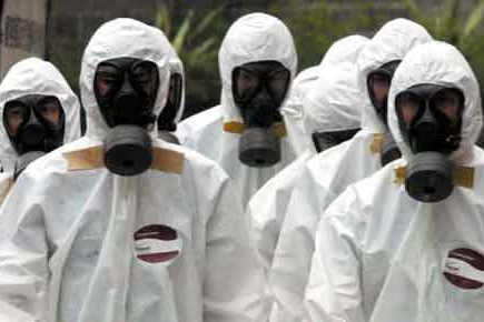 使用防毒面具,穿醫用防護服預的工作人員預防埃博拉病毒感染