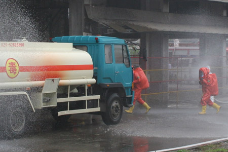 運輸過程中發生氯氣泄漏，消防隊緊急救援